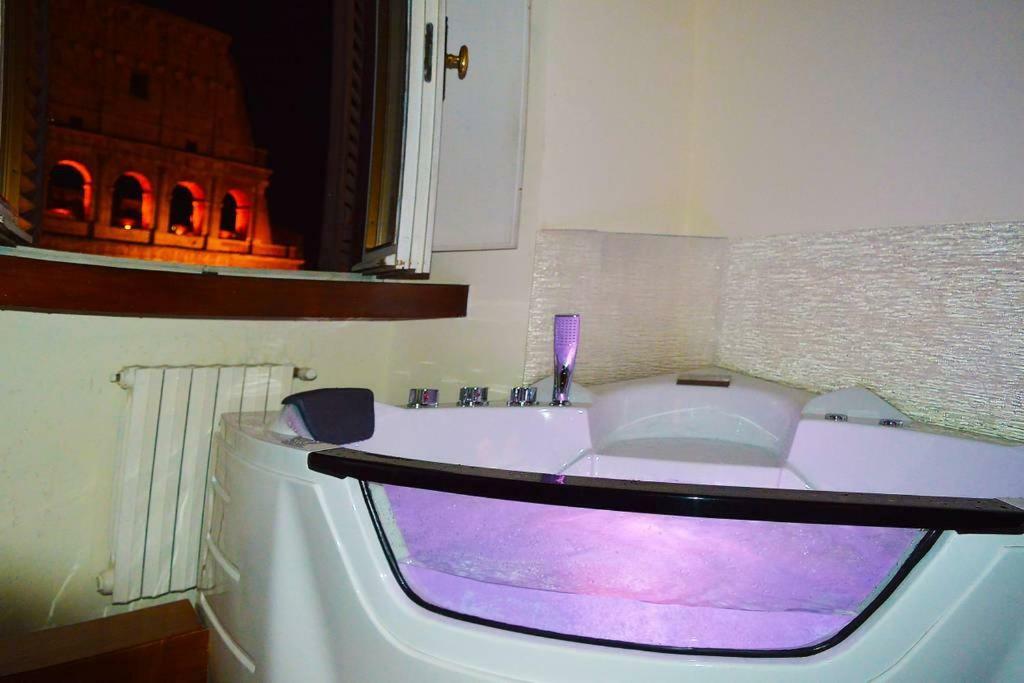 Jacuzzi In Front Of The Colosseum Apartamento Roma